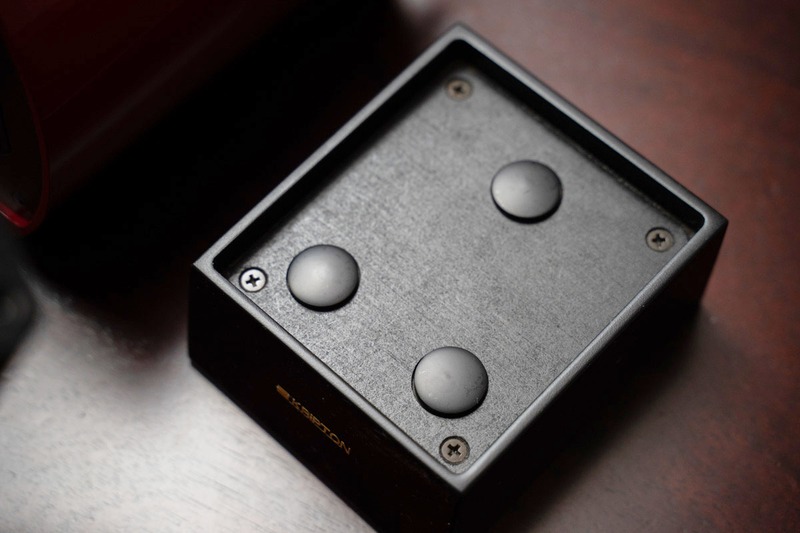 「KS-1HQM」も、オーディオボードにインシュレータが付属する