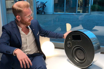 転がして音量調整するB&OスピーカーEdge、代官山で国内初披露