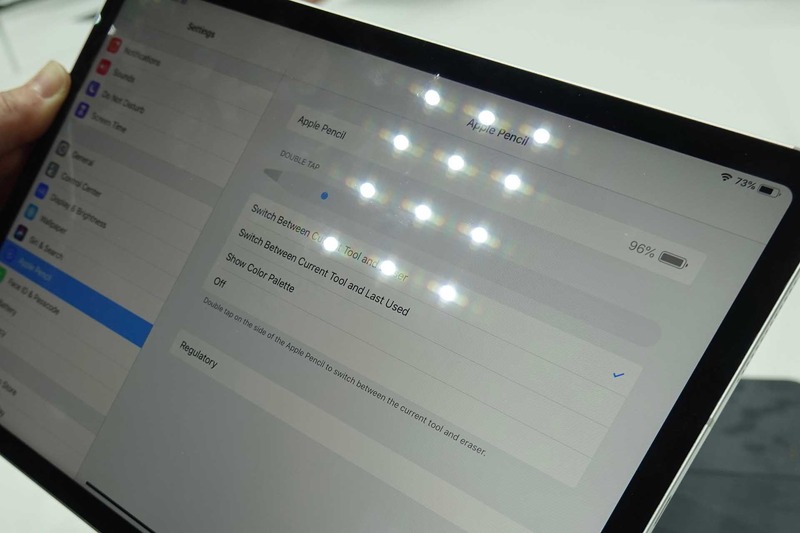 反射で見づらいが、ご勘弁を。新Apple Pencilの「ダブルタップ」機能は、OSの設定から切り換えられるようになっている。