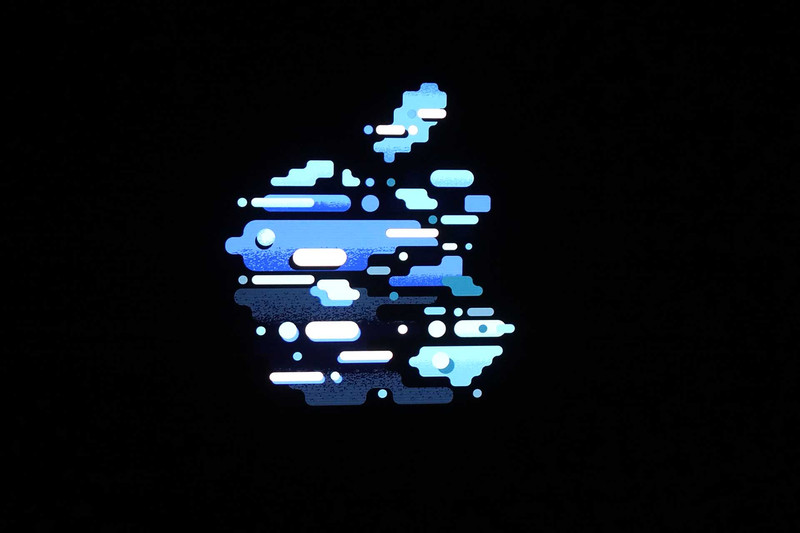 発表会の開始前には、スクリーンに大量の「アップルロゴ・バリエーション」が。多様性のあるクリエイティビティを象徴したかったのだろうか