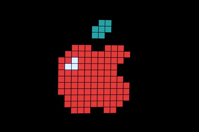 発表会の開始前には、スクリーンに大量の「アップルロゴ・バリエーション」が。多様性のあるクリエイティビティを象徴したかったのだろうか