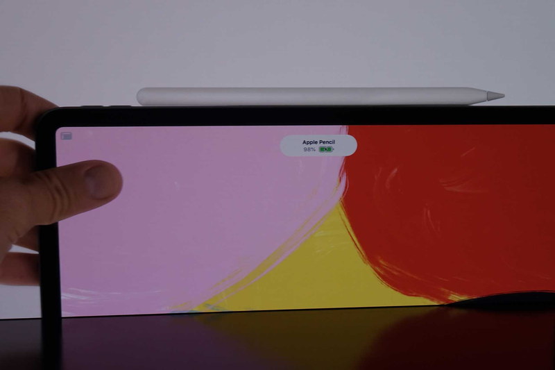 第二世代Apple Pencilは、マグネットで本体と接続。充電とペアリングを兼ねている。