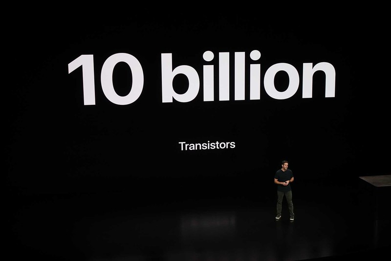 A12X Bionicのトランジスタ数は100億と、iPhone XSの「A12 Bionic（69億）」よりかなり増えている