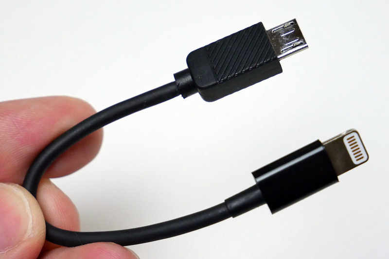 付属のLightning-micro USBのショートケーブル