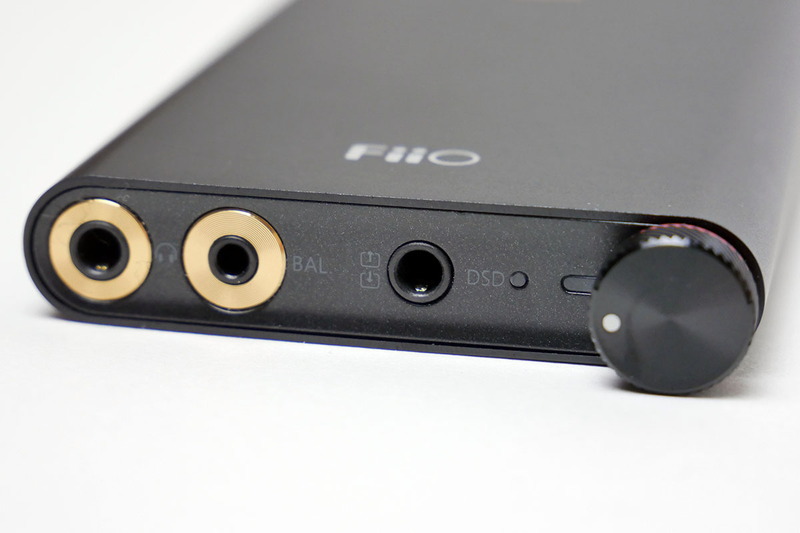 左からシングルエンドのステレオミニ、2.5mm 4極バランス端子、3.5mmのライン入出力、DSDの信号表示LED、ボリュームダイヤル