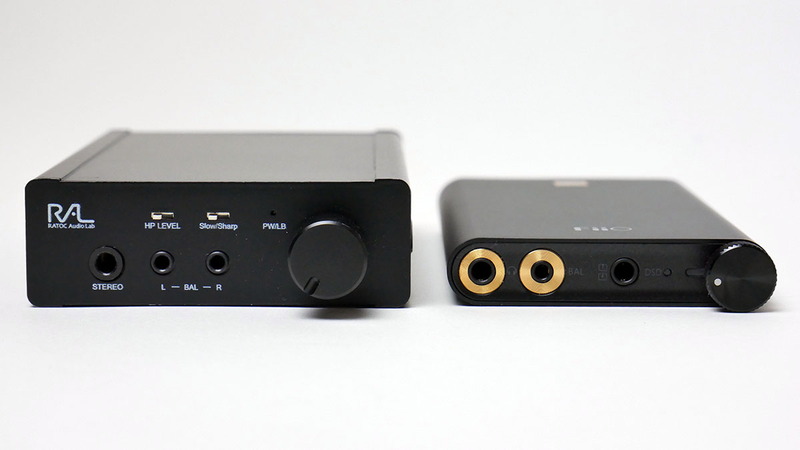 ラトック「REX-KEB02iP」(左)と比べるとQ1 Mark II(右)の薄さがよく分かる