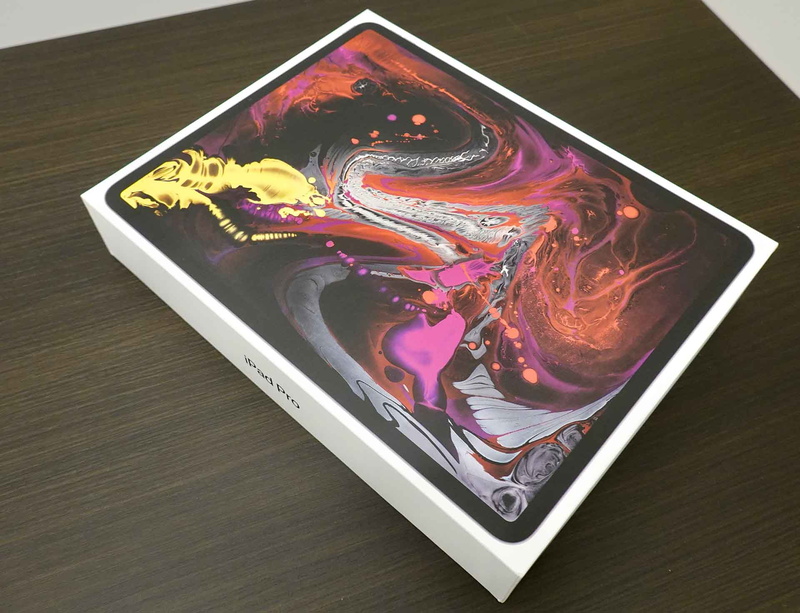 iPad Proのパッケージ。いつものように内部はシンプル。本体の他には、電源とUSB-Cケーブルくらいしか付属しない。3.5mmヘッドホンジャックアダプターは別売
