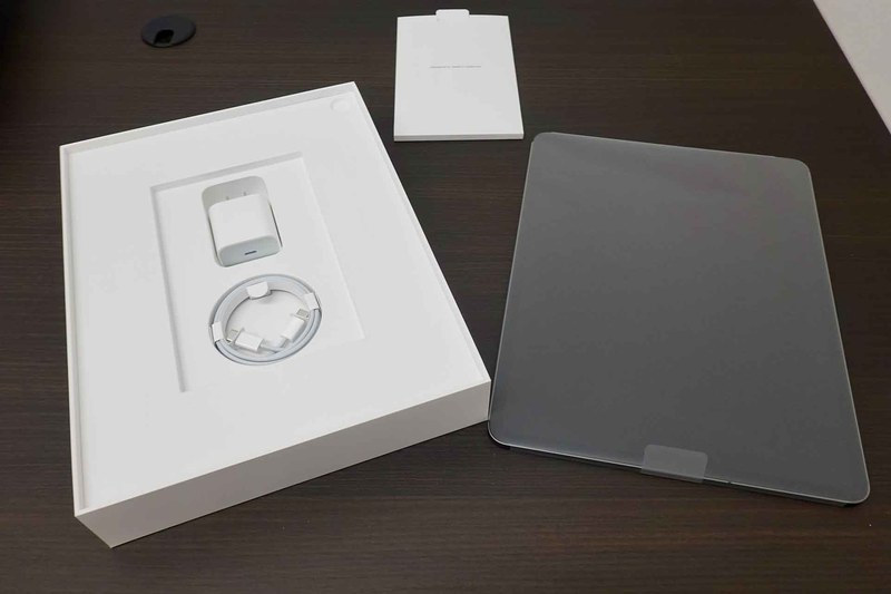 iPad Proのパッケージ。いつものように内部はシンプル。本体の他には、電源とUSB-Cケーブルくらいしか付属しない。3.5mmヘッドホンジャックアダプターは別売
