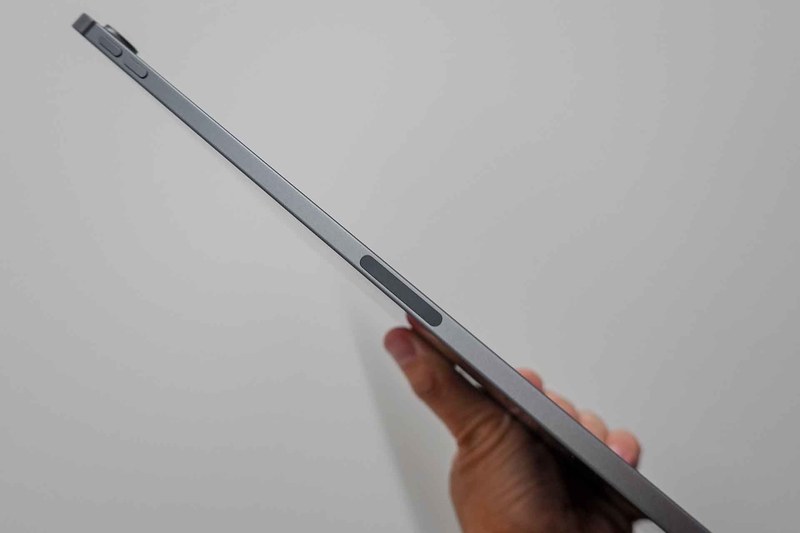 本体上部には、Apple Pencilをつけるマグネットの接点が用意されている。