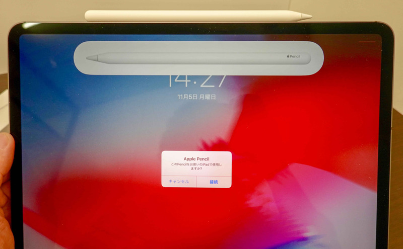 Apple Pencilをつけると、ペアリングと充電が行われる仕組みになっている。
