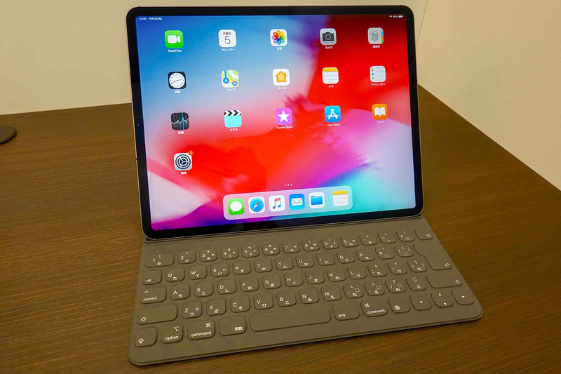 Smart Keyboard FolioをiPad Proにセット。ホームボタンがなくなったので、より「PCっぽい」見かけになった。