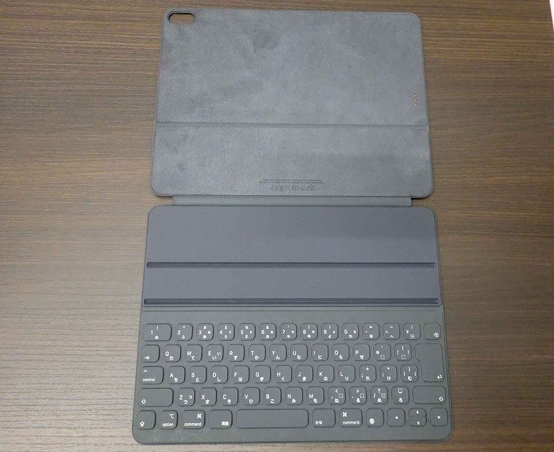 Smart Keyboard Folioは本体の裏までをカバーずる。マグネットで本体裏につき、一体化する仕組みだ。