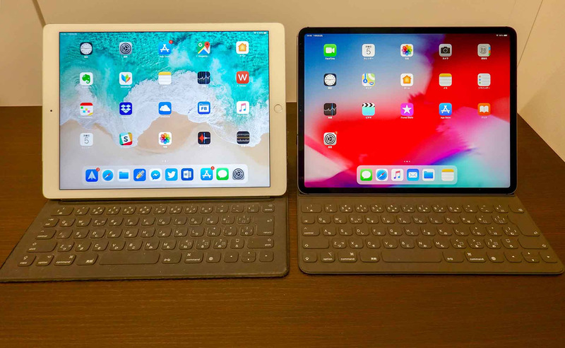 2015年モデル(左)と2018年モデル(右)を、ともにSmart Keyboardをつけて比較。サイズが一回り小さくなった。