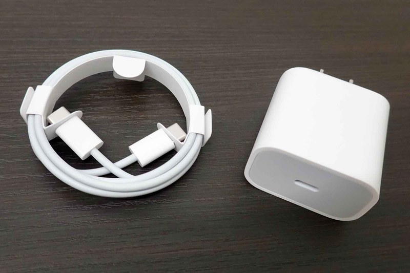 本体付属のUSB-C対応充電器(18W)と、USB-Cケーブル。
