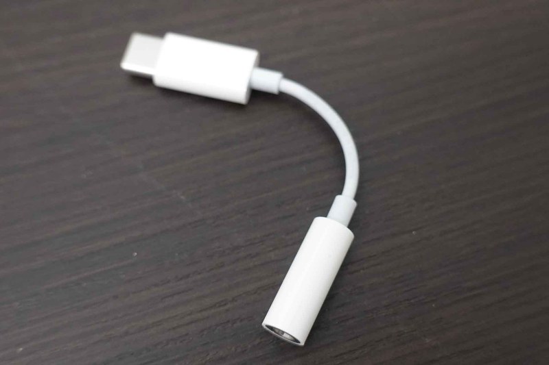 アップル純正の「USB-C - 3.5 mmヘッドフォンジャックアダプタ」(1,000円)。有線ヘッドホンをつなぐにはこれが必要だが、他のものでも代用は可能だ