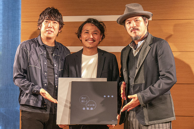 Lyric Speaker Canvas(中央下)。左がスキマスイッチの大橋卓弥氏、右が常田真太郎氏。中央はCOTODAMAの斉藤迅氏