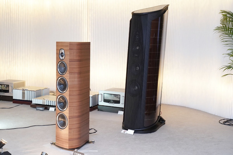 右側がソナス・ファベールの新フラッグシップスピーカー「アイーダII」。左はフロア型「Sonetto VIII」