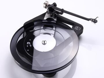 Rega、スケルトンデザインのレコードプレーヤーが進化「Planar 8