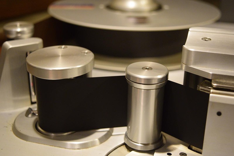 消去用のEraseヘッド、録音兼再生用のSyncヘッド、そして再生用のReproヘッドの3つがある