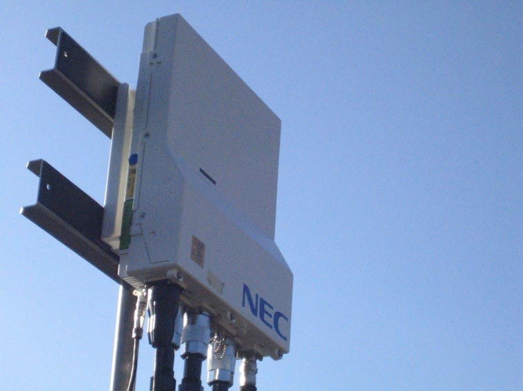 NECの4.5GHz帯5G基地局に搭載したMassive MIMOアンテナ