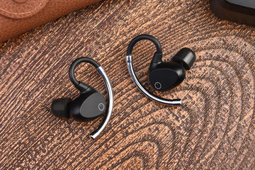 国内正規品EOZ ワイヤレス Bluetoothイヤフォン EOZ One Black / Gold EO-1102 EOZ、アルミ素材のフックを採用した完全ワイヤレスイヤホン - 価格.com