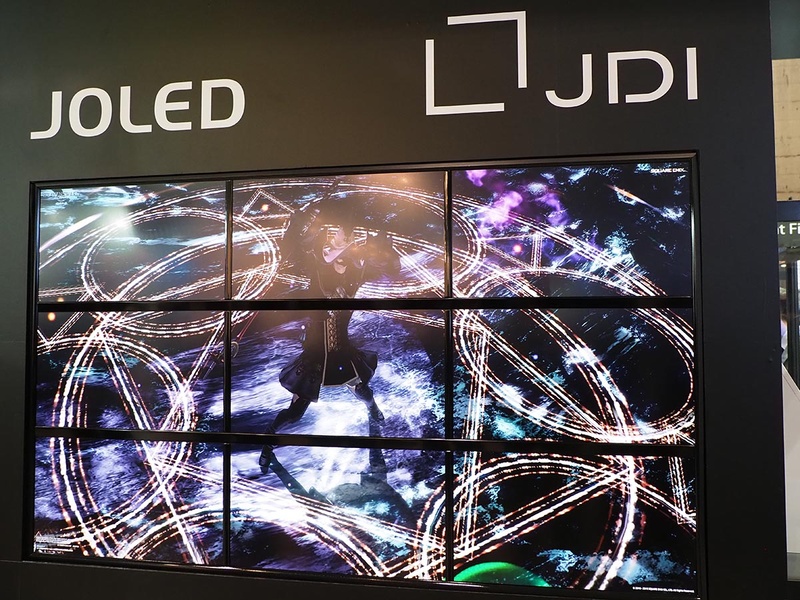 JDIとJOLEDは共同でブースを出展。写真は21.6型フルHD有機ELを9枚使ったJOLED「6K3K」ディスプレイ