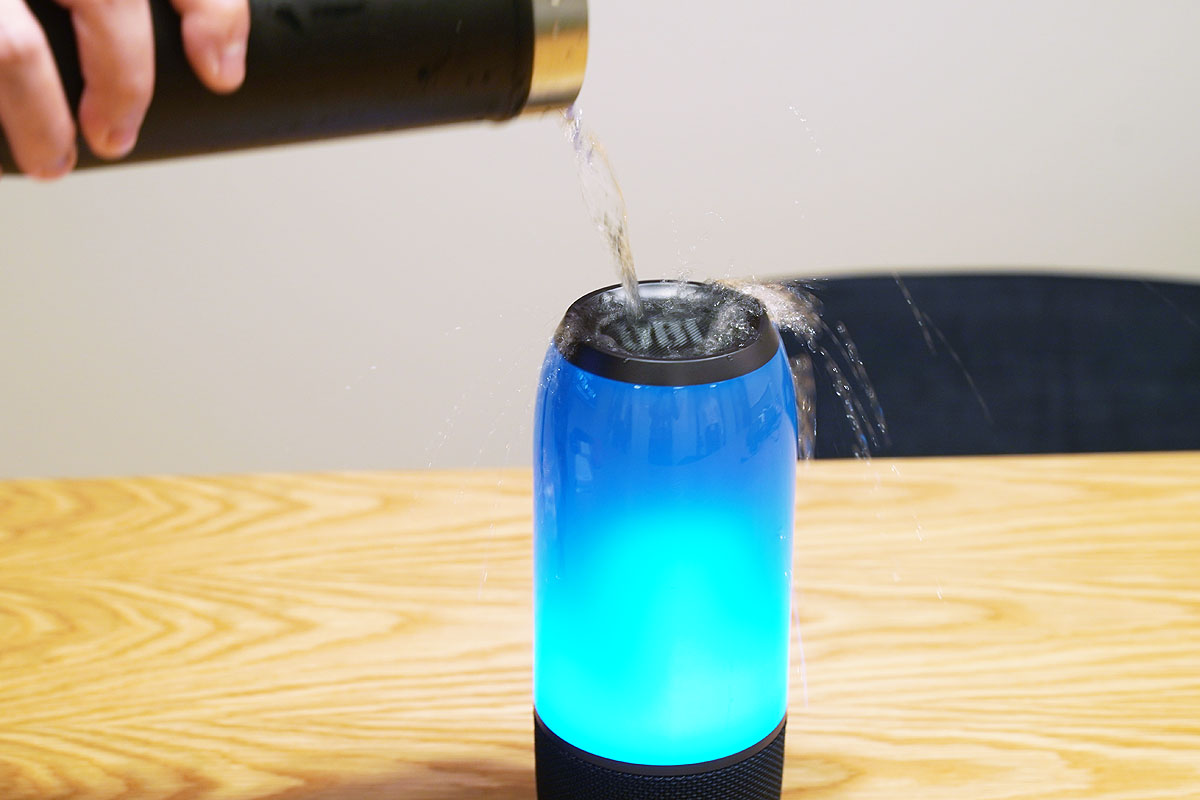 「PULSE 3」の上からコップの水をかけるAndy氏