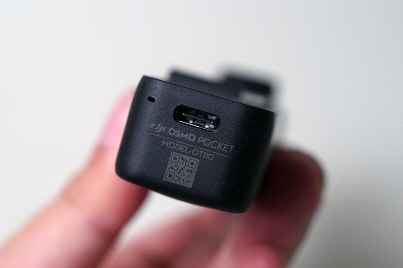 底部に充電端子