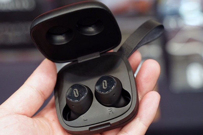 ケースは高級感のあるレザー仕様