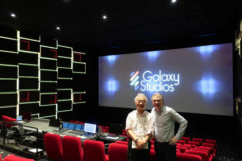 今年はベルギー・モルの町に居を構えるGalaxy Studiosにも行きました。Auro 3Dリファレンスシアター「Aurotorium」にて、開発者のWilfried Van Baelenさんとパチリ