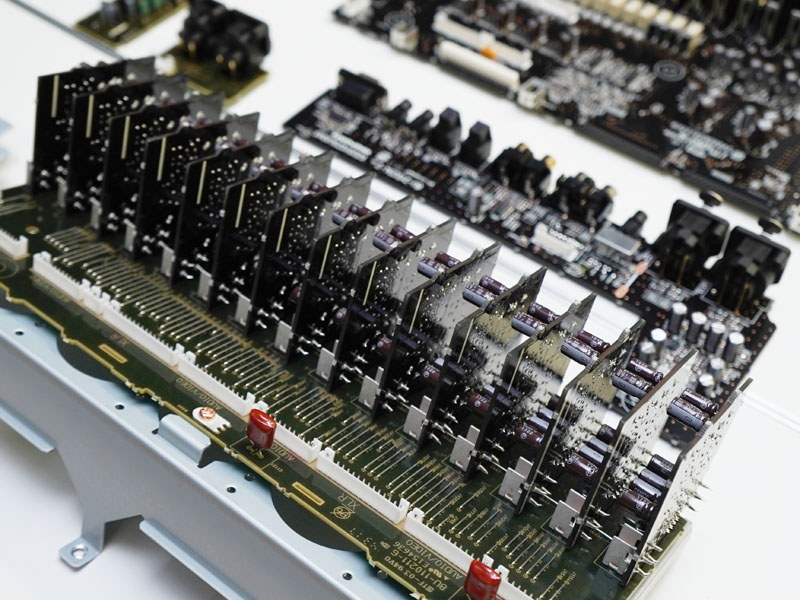 フルディスクリートのHDAM-SAを13.2ch分、15の独立した基板で内蔵している