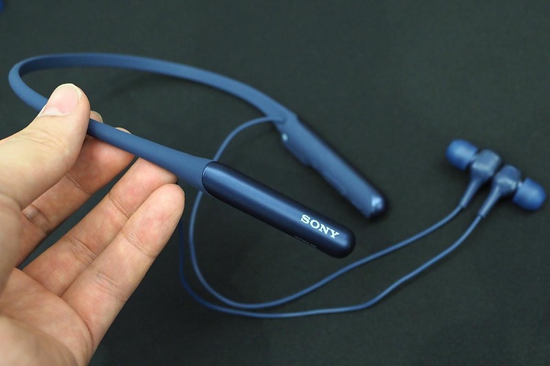 イヤフォンケーブルは、ネックバンドの先ではなく少し手前側から出ている