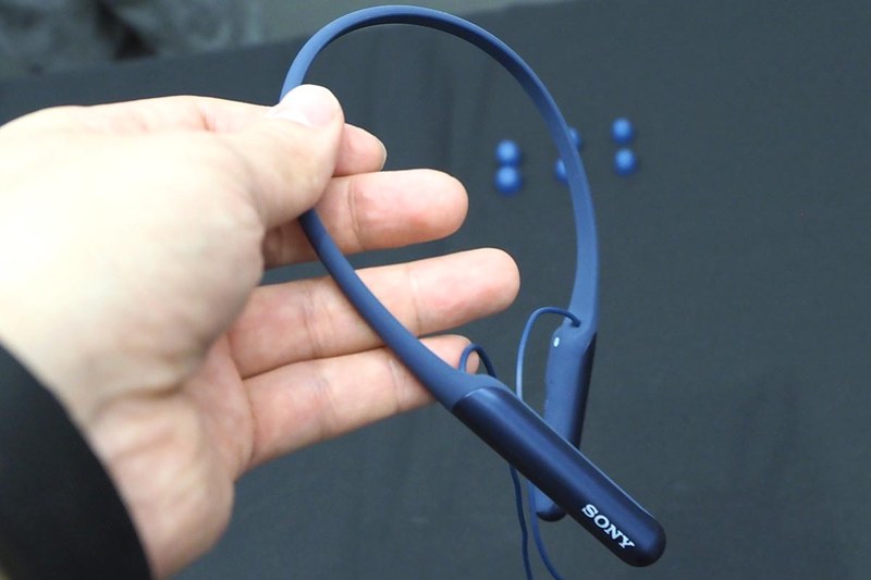 ネックバンドは柔らかい素材