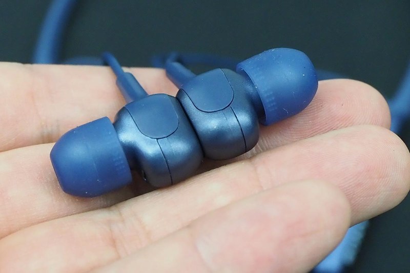 使わない時は左右のイヤフォンがつなげられるマグネット付き