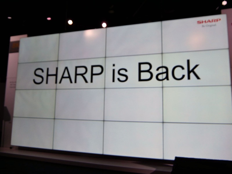 「SHARP is Back」のスライドを掲げ、4年ぶりに、セントラルホールに出展したことを説明