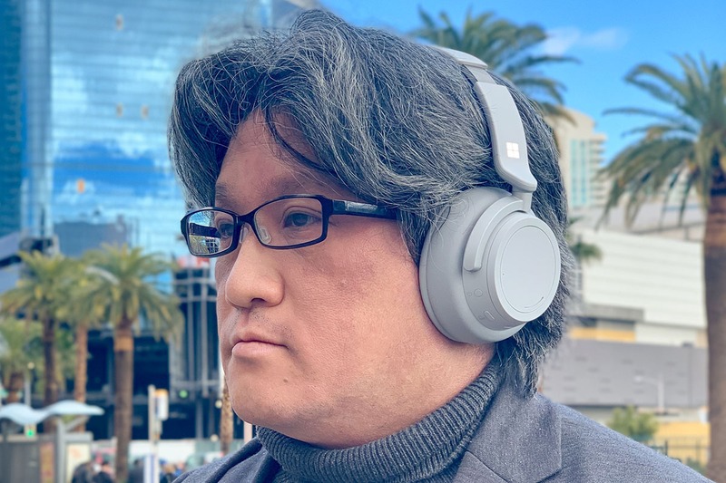 Surface Headphonesを装着