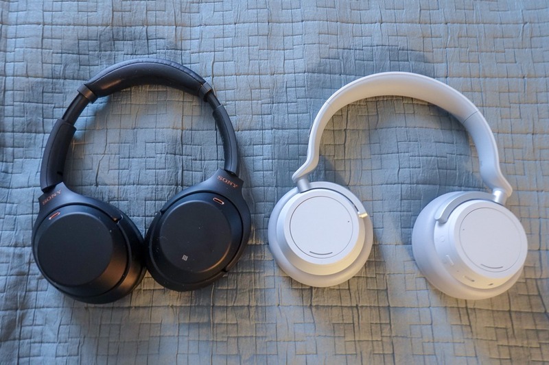 左がソニーのWH-1000XM3、右がSurface Headphones。サイズはWH-1000XM3の方がコンパクトだ