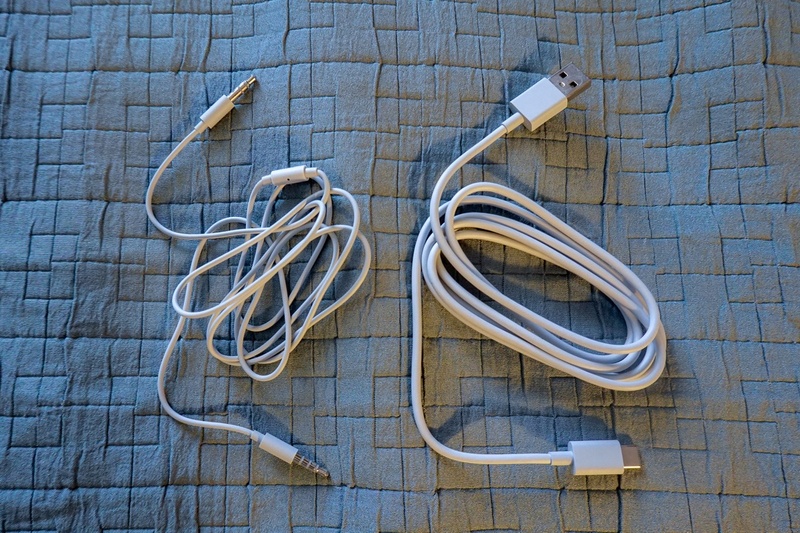 電源はUSB Type-Cで充電。Type-A to Type-Cのケーブルが付属する。その他、3.5mmオーディオケーブル付属する