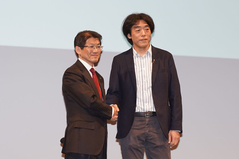 セコム執行役員企画担当 上田理氏(左)も登壇した