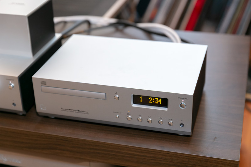 日本製の高性能ドライブを採用したCDプレーヤー「D-N150」。新たにデジタル入力に対応した