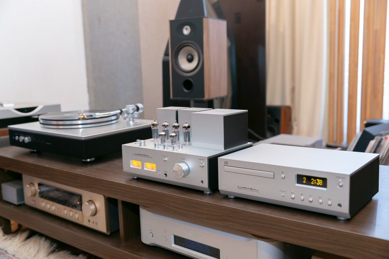 ラック上段に並べたPD-151(写真奥)とNeo Classico II。アルミを使ったデザインで統一感がある