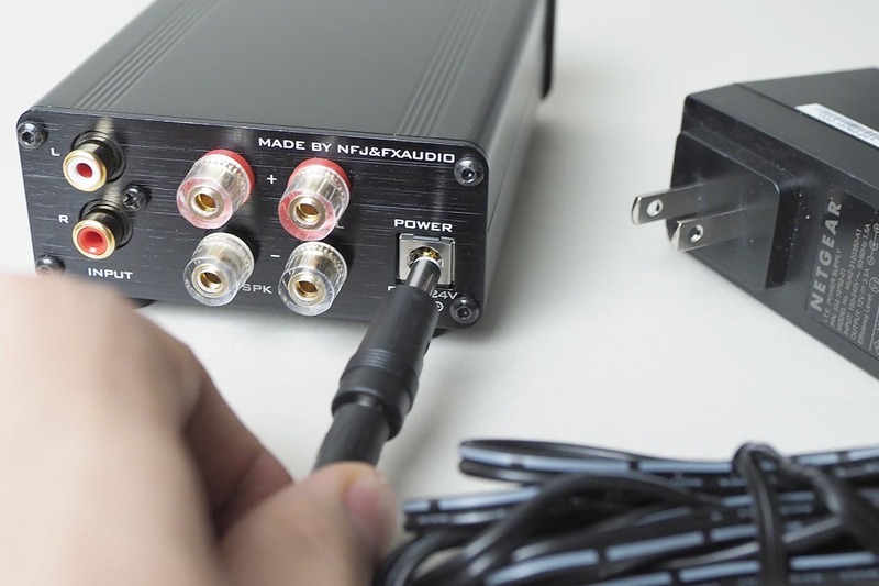 変換プラグを介してACアダプタを接続