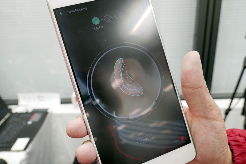 筆者も自分の耳をスマホで撮ってもらい、デモを体験した