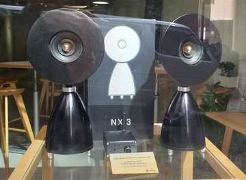 共振ディスク”搭載のアルミ製スピーカー。伝統の金属絞りと旋盤