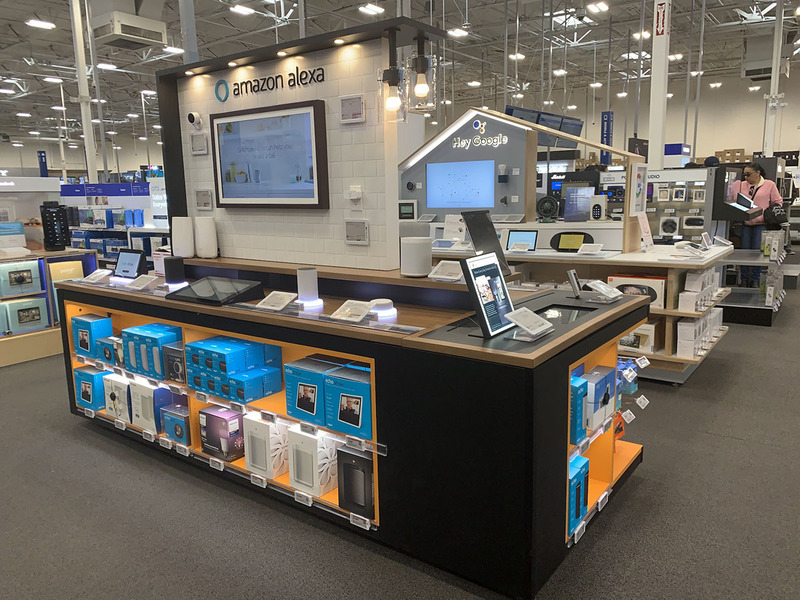 BestBuy入り口のいい場所には、AmazonとGoogleが並んで「スマートホーム製品」をアピール。ここが今の激戦地であることを感じさせる