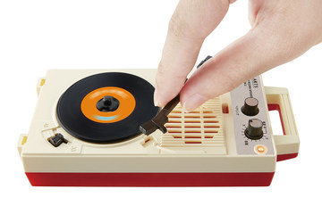 ザ・昭和”なミニチュアTV/レコード。中身はスマホやBluetooth