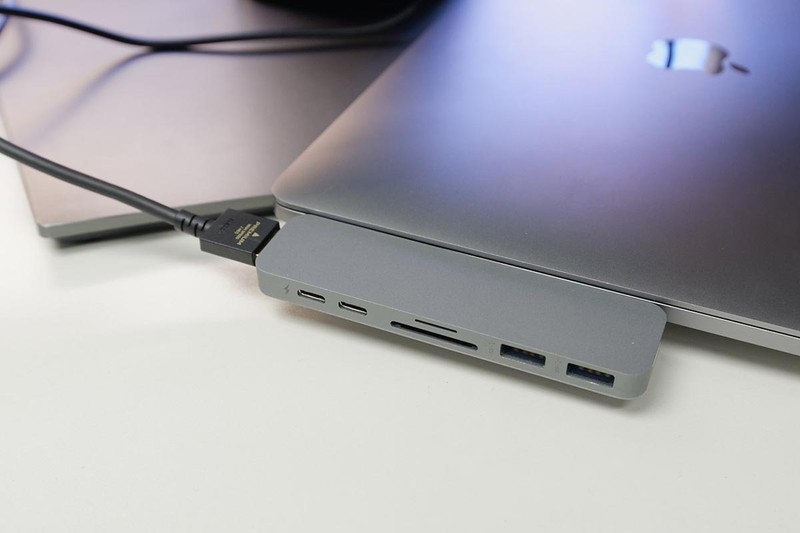 4K/60Hz対応をうたうドックタイプのアダプターを介してHDMIで接続すると……