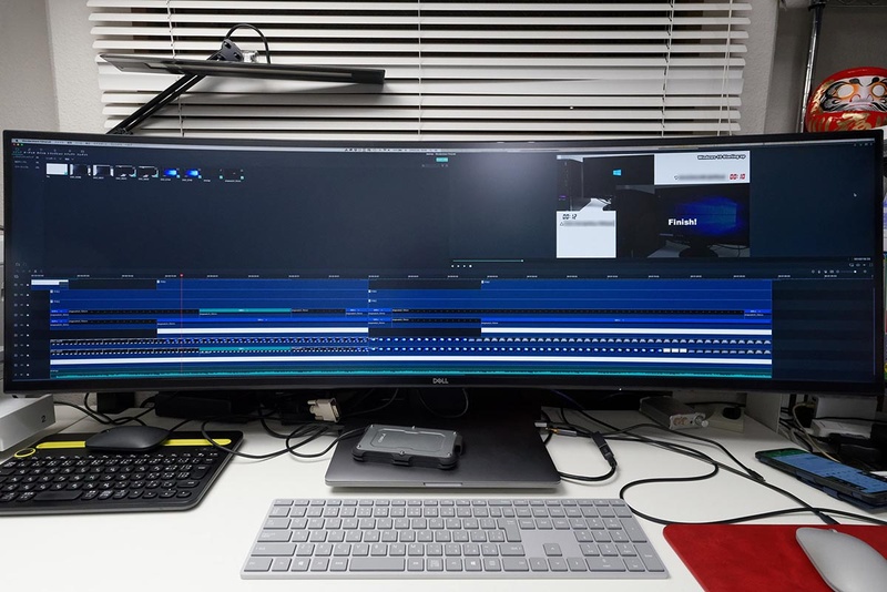 ウィンドウの境界をドラッグしてサイズを変えると2画面にまたがって表示できる。思わず「ヤベえ……」と声が出る