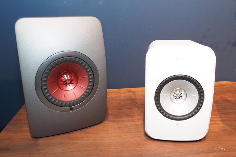 LS50Wireless(左)に比べて小型化