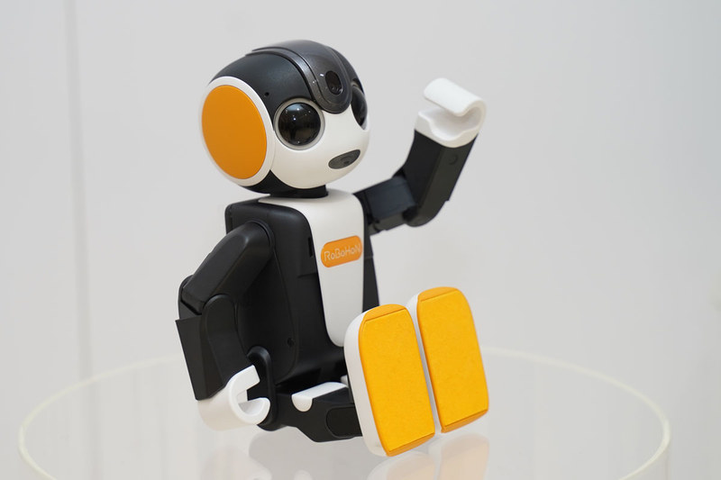 新たに着座タイプの「RoBoHoN lite」も追加